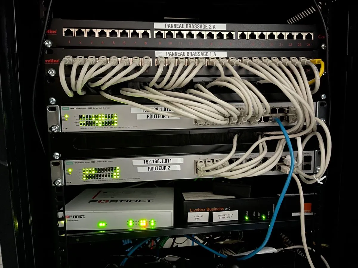 Ponto de acesso Wi-Fi corporativo instalado