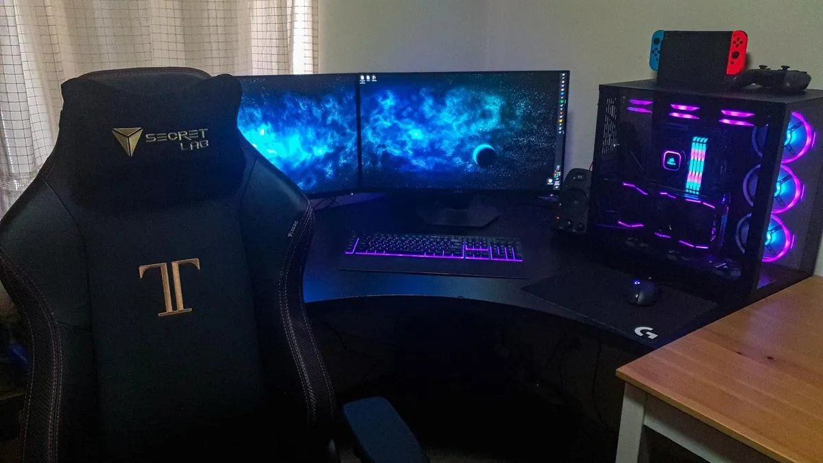 Setup gamer completo com teclado e mouse RGB